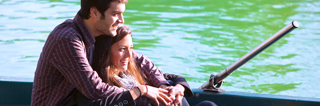 Casal em passeio pelo rio em Pucón