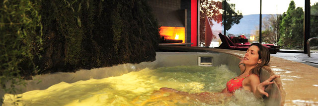 Spa Antumaco, esculpido em uma rocha vulcânica, no Hotel Antumalal, em Pucón