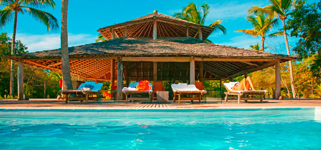 Piscina do hotel Vila Naiá, em Corumbau