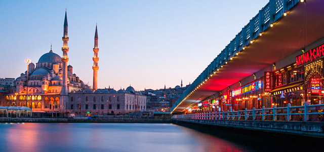 A moderna Ponte Galata, no Estreito de Bósforo
