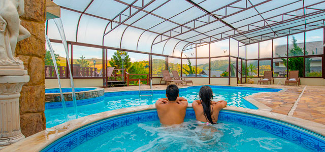 Piscina aquecida para relaxar na Pousada Mirante da Colyna