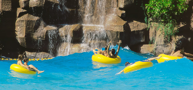 Piscinas abastecidas com as águas quentes sob o solo do parque