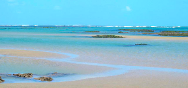 Recifes que se formam no lado leste da praia