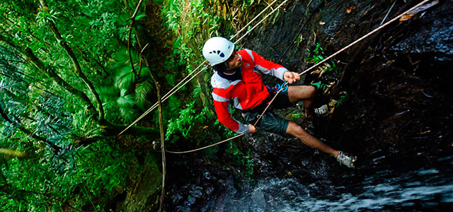 Rapel na cachoeira é para os mais aventureiros