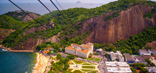Não deixe de visitar o morro da Urca, onde é possível ter uma vista panorâmica da Praia Vermelha. É daqueles passeios no Rio de Janeiro que não pode faltar!