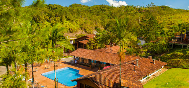O Arraial do Ouro está localizado na cidade de Gaspar, em SC. Por lá, há muito verde e cenários relaxantes para esquecer por um tempo a correria das cidades grandes