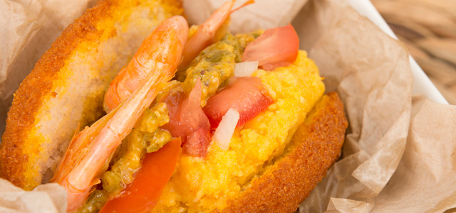 O acarajé é uma comida típica da Bahia e conquista qualquer turista pelo paladar. Nos passeios em Salvador, não faltarão barraquinhas onde a gastronomia rola solta