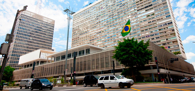 A Avenida Paulista é o cartão postal da cidade e atrai milhares de turistas por conta da sua diversidade. Quando for se hospedar em algum dos Hotéis em São Paulo que citaremos nesse artigo, não deixe de visitá-la