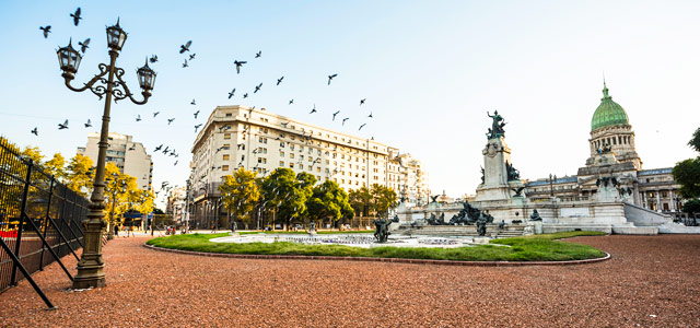 Buenos Aires é a tradicional capital que não pode ficar fora do roteiro das suas visitas às cidades da Argentina. Além da beleza, ali você encontra belas edificações, noite badalada, espaços culturais e os famosos tangos