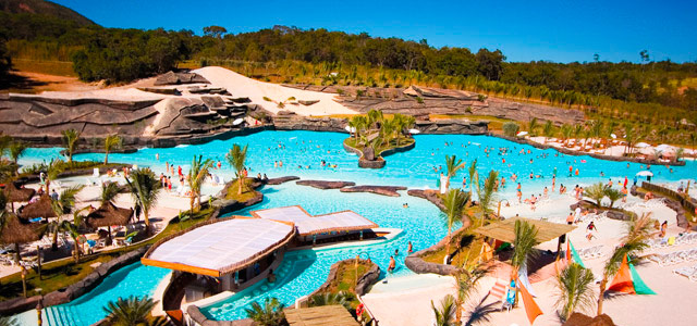 O Hot Park é considerado o maior de todos os parques aquáticos da América do Sul. Sua infraestrutura é tão complexa que consegue abrigar uma praia abastecida pelas águas termais de Caldas Novas