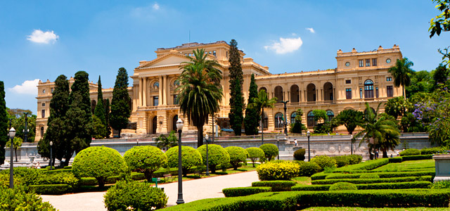 O Museu do Ipiranga possui acervo histórico ligado, principalmente, a Independência do Brasil. Os jardins são bastante convidativos e criam um ambiente acolhedor. Não deixe de visitá-lo quando se hospedar em algum dos Hotéis em São Paulo que indicaremos logo mais