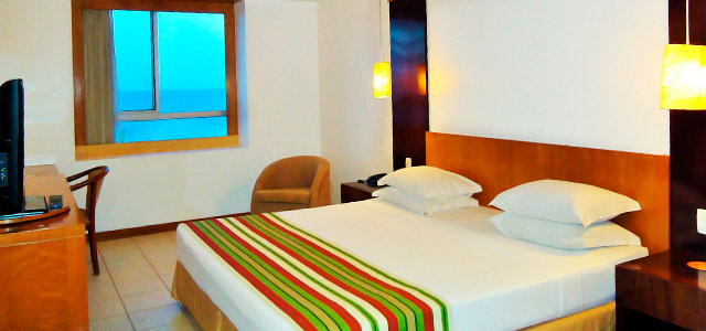 Oásis Atlântico: hotel situado na famosa Avenida Beira Mar, de frente para a Praia de Meireles e os agitos noturnos. Seu 1º de Maio em uma cidade paradisíaca
