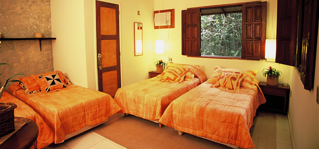 Os bangalôs do hotel Amazon EcoPark são aconchegantes, com chuveiro elétrico e varanda. Se não lhe agrada a idéia de se hospedar em um hotel de selva, saiba que no Amazon EcoPark você estará em boas mãos