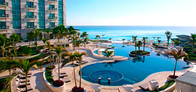 Sandos Cancun: a diversão é garantida com as 3 piscinas de borda infinita, quadras esportivas e atividades aquáticas, como mergulhos, vela e caiaque. Seu 1º de Maio mais divertido que nunca!