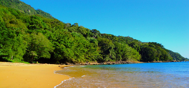 Há praias do Guarujá que são preservadas para manter suas belezas