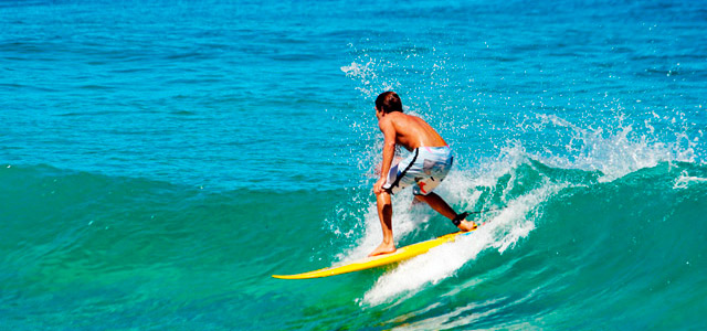 A praia de Camburi é apreciada pelos surfistas desde a década de 70