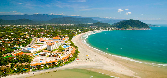 Vista aérea do Sofitel Guarujá Jequitimar, de frente para a praia de Pernambuco, uma das melhores praias do Guarujá