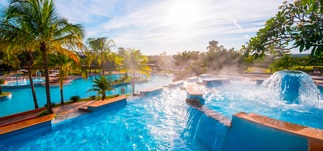 O Blue Tree Park Lins é considerado um dos hotéis com maior piscina de águas termais da hotelaria brasileira