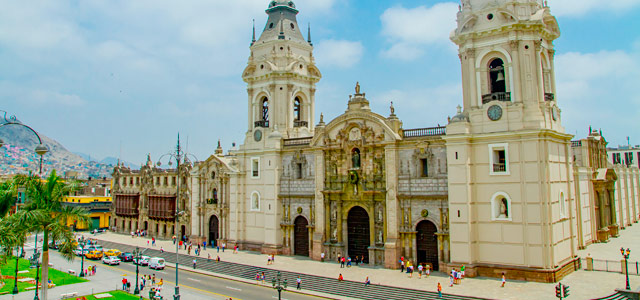 A imponente Catedral de Lima. Reserve já o seu pacote para Machu Picchu