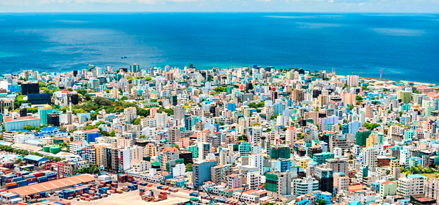 Malé, a capital das Ilhas Maldivas, embora lembre as grandes cidades, ainda preserva um cenário belíssimo