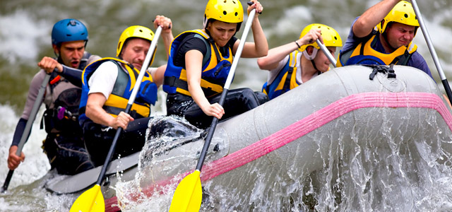 A prática de rafting nas corredeiras é uma das indicações de passeios em Brotas