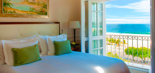 Suítes luxuosas, quadras de esporte, piscina, de frente para o mar...se hospedar no Copacabana Palace é uma experiência inigualável!