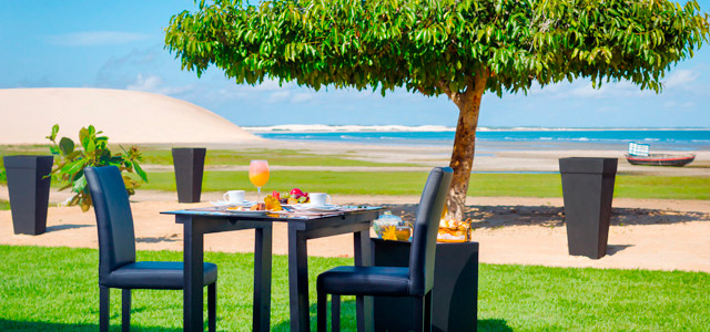 Café da manhã no jardim do Essenza Hotel