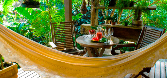 Deck e café da tarde no L'éden Pousada Boutique