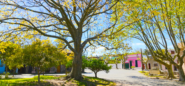 colonia-del-sacramento-plaza-mayor-zarpo-magazine