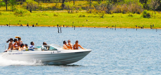 passeio-de-lancha-Resort-da-Ilha-zarpo-magazine