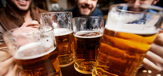 brinde-cerveja-amigos-pub-zarpo-magazine