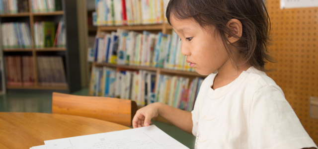 crianca-asiatica-biblioteca-zarpo-magazine