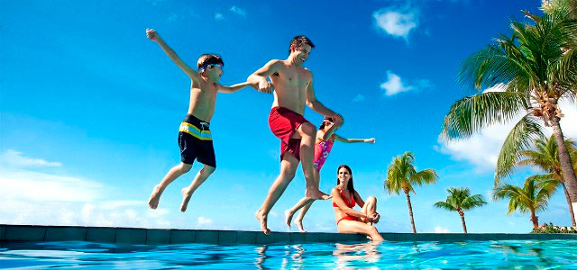 familia-piscina-sunscape-punta-cana-zarpo-magazine