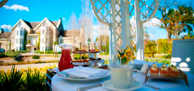 Café da manhã servido no jardim do Saint Andrews Gramado