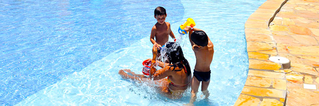 Crianças brincam na piscina do Grand Oca Maragogi