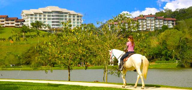 Passeio a cavalo: o Fazzenda Park Hotel integra o hóspede à natureza