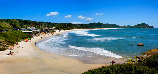 Praia do Rosa, em Santa Catarina, uma das mais belas praias do Brasil. A Hospedaria das Brisas, parceira do Zarpo, está com uma oferta imperdível no feriado do dia do trabalho no Brasil