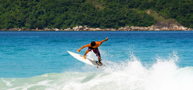 Prática de surf é muito comum na praia de São Pedro, uma das praias do Guarujá protegidas por leis ambientais