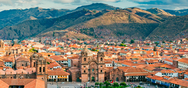 A cidade de Cusco atrai muitos visitantes devido as construções coloniais e por ser uma cidade festeira. No pacote para Machu Picchu, ela já está inclusa no roteiro