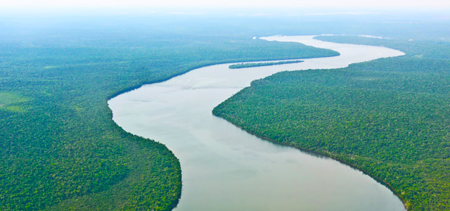 A estonteante beleza do Rio Amazonas após o encontro das águas do Rio Solimões e Negro