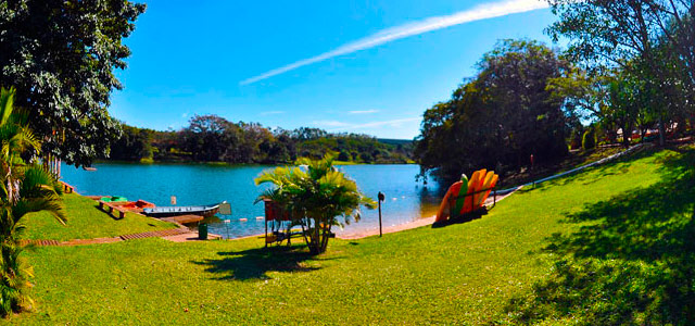 O lago do Hotel Fazenda Areia que Canta é muito convidativo e está repleto de natureza à sua volta