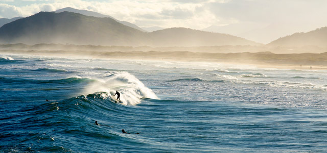 A praia da Joaquina é muito famosa e frequentada por surfistas. Mesmo que você não surfe, não deixe de conhecer as belezas da praia nos passeios em Floripa