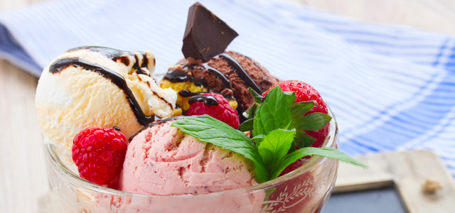 Delicie-se com a guloseima mais famosa de Bonito, o sorvete assado com frutas e chantilly.