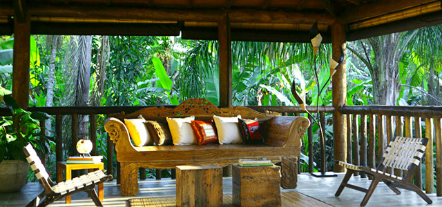 Móveis rústicos dão um toque de charme na Pousada Villa Manakás. Reserve dias de paz!