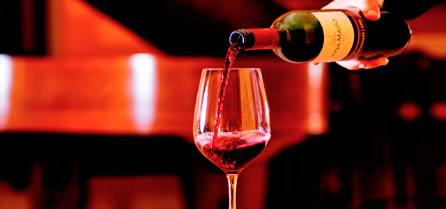 Sim, no Hotel Villa Rossa também tem adega cheia de vinhos da melhor qualidade