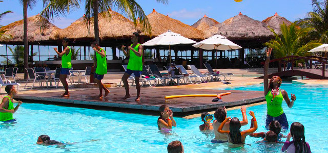 Atividades nas piscinas do Serrambi Resort