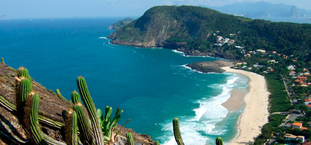 Conheça a melhor praia de Niterói, a Praia de Itacoatiara.