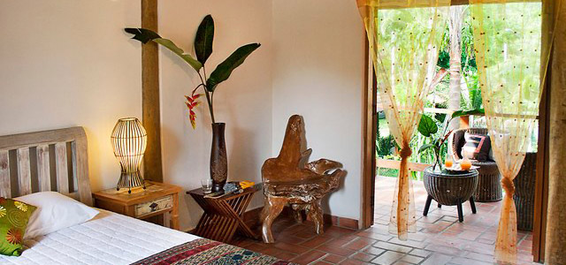Móveis e clima zen na Villa Manakás - Pousadas em Camburi