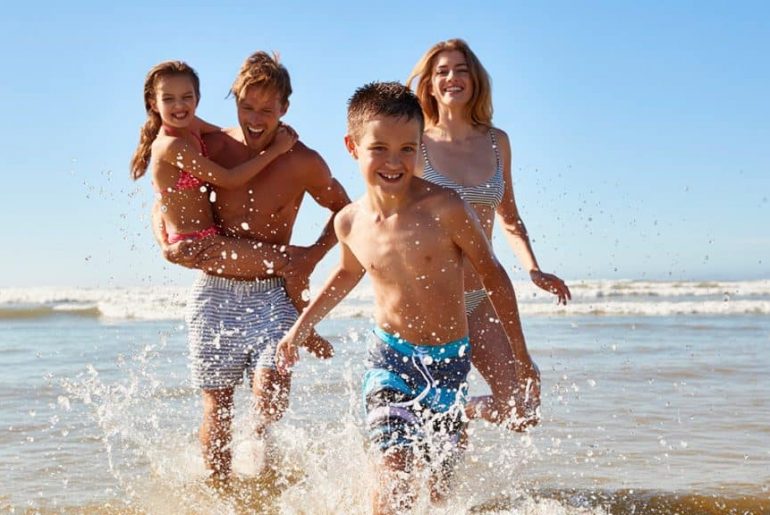 7 melhores destinos na Bahia para curtir uma viagem em família! família correndo na praia