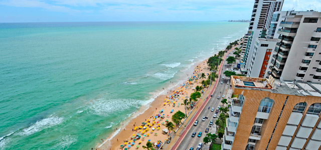 Curta o calor aproveitando as belas praias de Recife